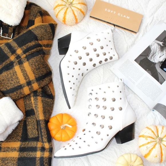Shoes - 🚨LAST PAIR//The Tabitha// White Studded Bootie